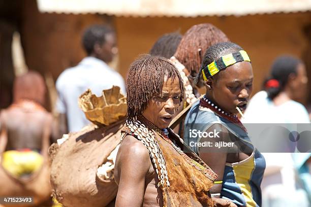 Edad Mujer Africana Foto de stock y más banco de imágenes de Adulto - Adulto, Aire libre, Collar