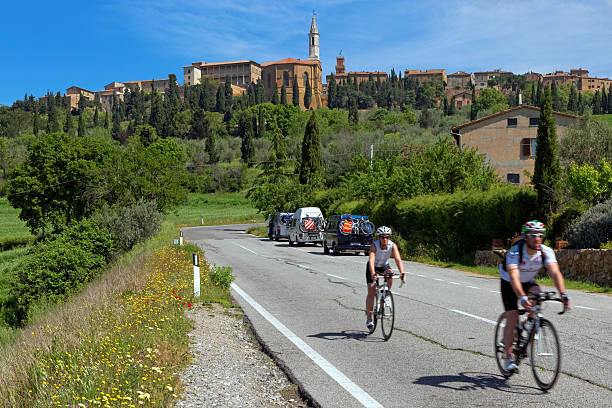 ciclismo en toscana - italian cypress tree cypress tree sunlight fotografías e imágenes de stock