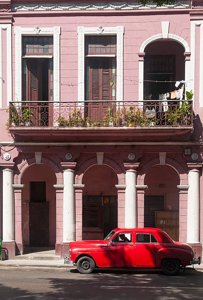 Clássico carro na rua de Cuba americano - fotografia de stock