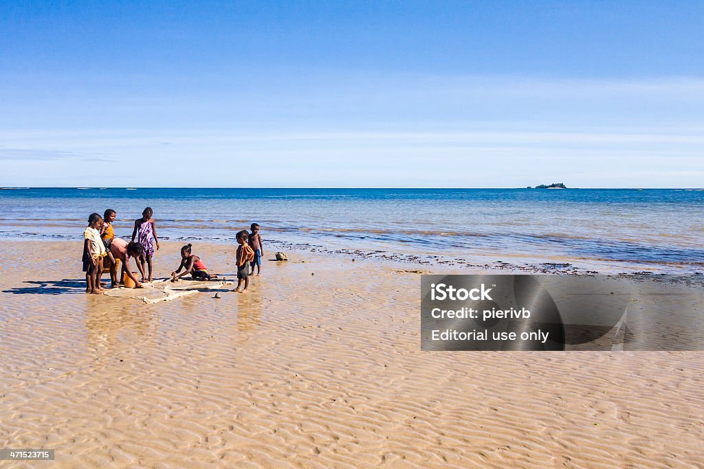 Malgascio bambini sulla spiaggia - Foto stock royalty-free di Acqua