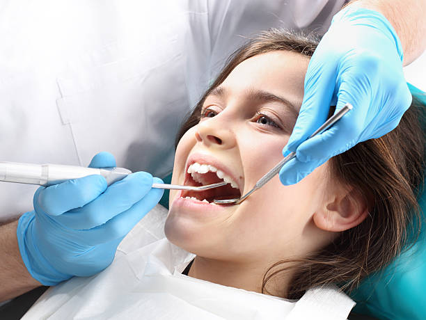el tratamiento de la pieza dental, dentista limpia pérdida - dentists chair dentist office dental hygiene clinic fotografías e imágenes de stock