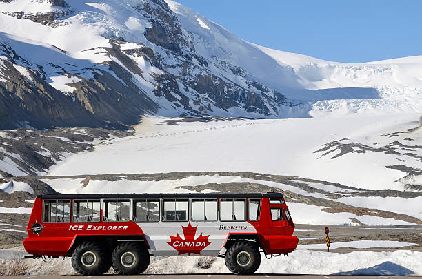 calotte glacière de columbia, glace explorer - car adventure journey travel photos et images de collection