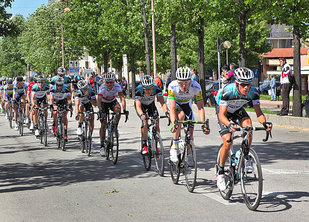 giro d'italia su strade di alba. - giro ditalia foto e immagini stock