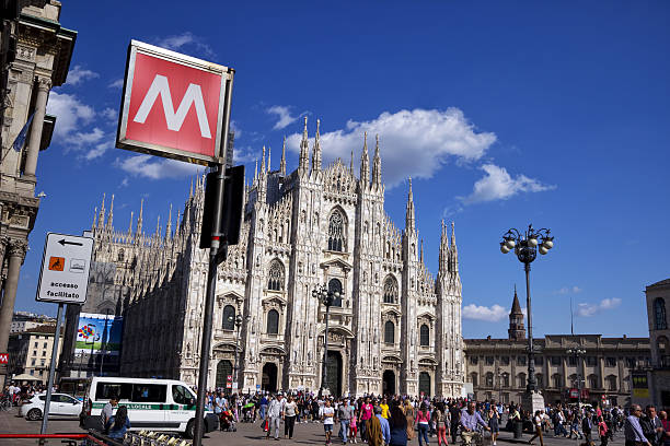 piazza duomo a milano - southern europe public transportation international landmark local landmark foto e immagini stock