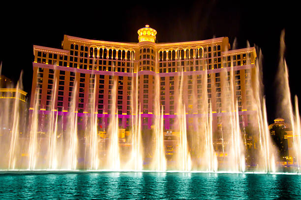 bellagio hotel fountains - las vegas metropolitan area hotel built structure tourist resort imagens e fotografias de stock