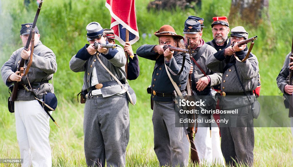 Guerra civile reinterpretazione truppe Confederate durante la Battaglia fucili fuoco - Foto stock royalty-free di Guerra civile