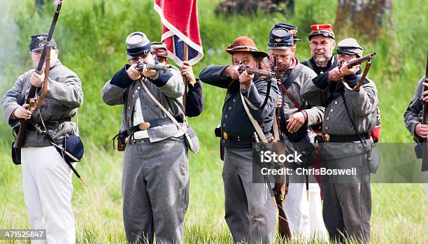 Guerra Civile Reinterpretazione Truppe Confederate Durante La Battaglia Fucili Fuoco - Fotografie stock e altre immagini di Guerra civile