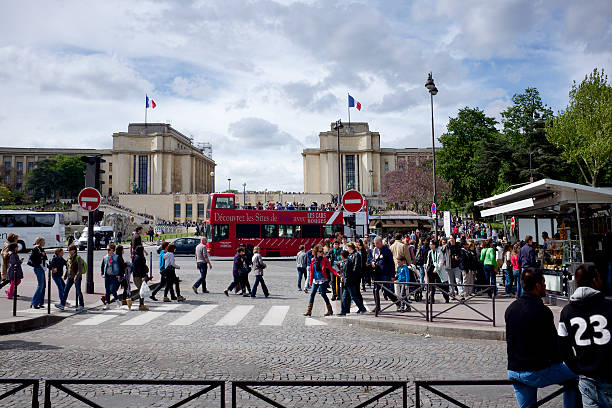 les touristes devant le palais de chaillot (trocadéro district) - palais de chaillot photos et images de collection