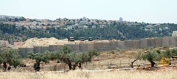 exército israelita pela parede de separação - bilin - fotografias e filmes do acervo