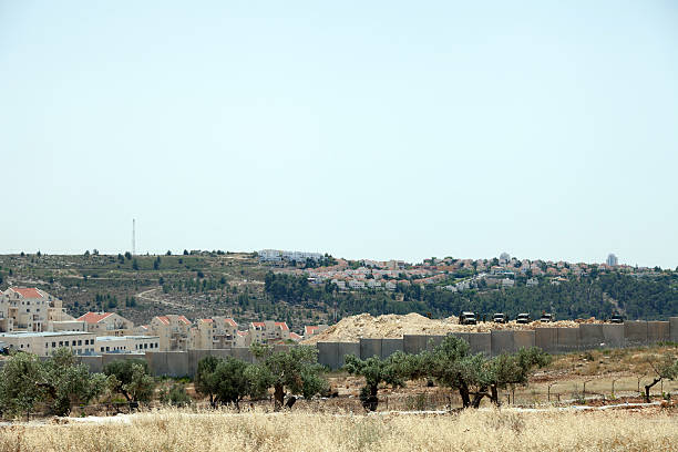 exército israelita pela parede de separação - bilin - fotografias e filmes do acervo