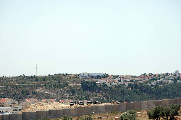 exército israelita pela parede de separação - bilin - fotografias e filmes do acervo