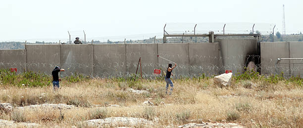 demonstração palestiniano pela parede de separação - bilin - fotografias e filmes do acervo