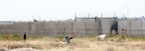 palestino protestar pela parede de separação west bank - bilin - fotografias e filmes do acervo