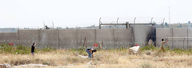 палестинские протест по стеной разъединения запад банк - bilin стоковые фото и изображения