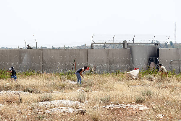 палестинские протест по стеной разъединения запад банк - bilin стоковые фото и изображения