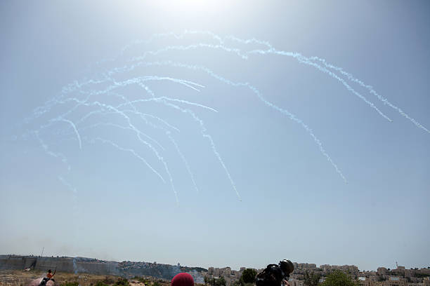 gás lacrimogêneo no céu demonstração palestiniana separação de parede - bilin - fotografias e filmes do acervo