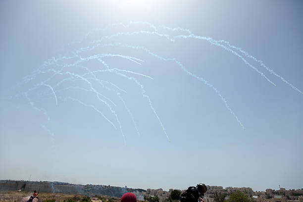 слезоточивый газ в небе палестинских демонстраций разделительной стены - bilin стоковые фото и изображения
