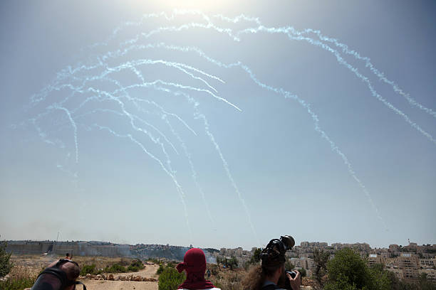 gás lacrimogêneo no céu demonstração palestiniana separação de parede - bilin - fotografias e filmes do acervo