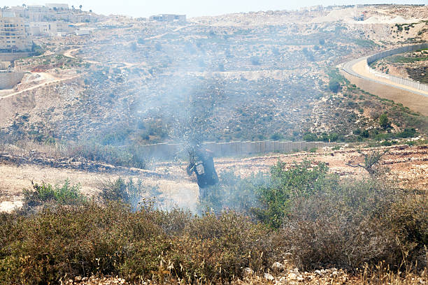 pożar w polu palestyny przez ściany oddzielenia - bilin zdjęcia i obrazy z banku zdjęć