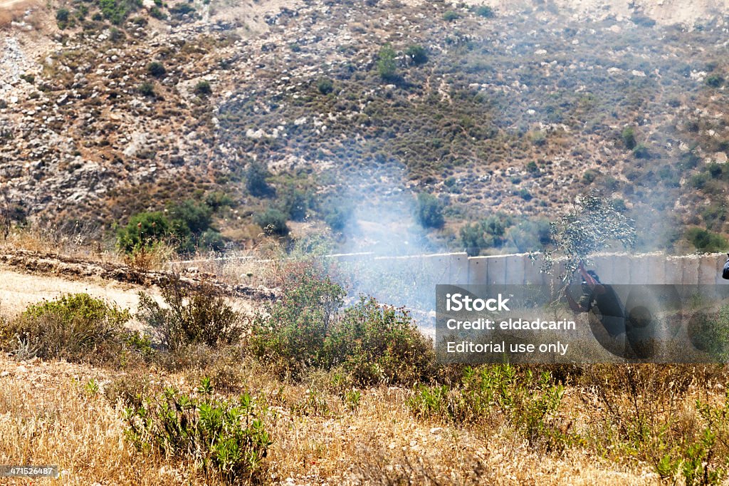 Fuoco in un campo di palestinesi da parete di separazione - Foto stock royalty-free di Ambientazione esterna