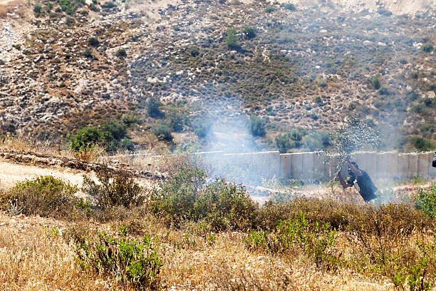 fogo em um campo de palestinianos por parede de separação - bilin - fotografias e filmes do acervo