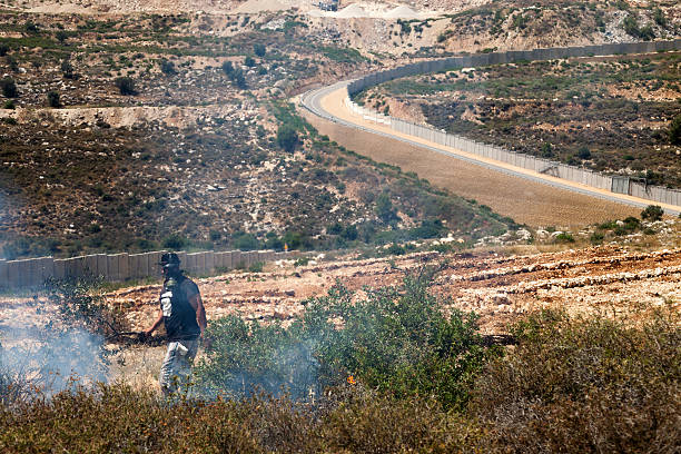 fogo em um campo de palestinianos por parede de separação - bilin - fotografias e filmes do acervo