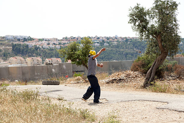 protester palestiniana de rock em protesto - bilin - fotografias e filmes do acervo