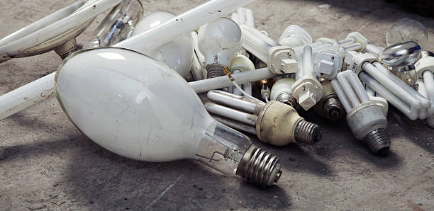 rifiuti lampadina e fluorescents - recycled bulb foto e immagini stock