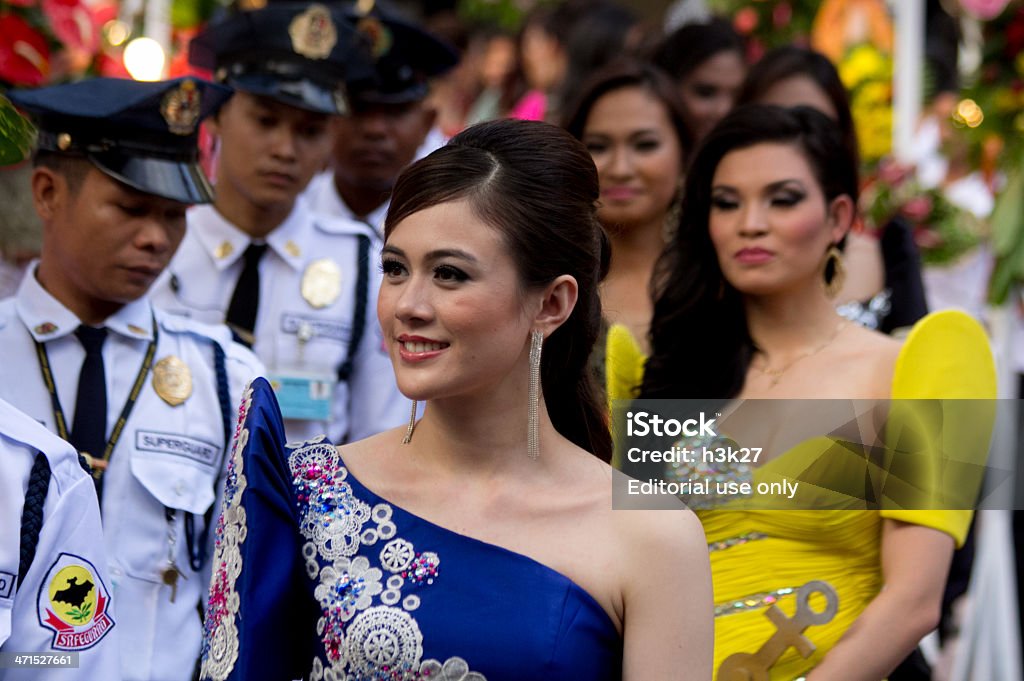 Filipinas beleza queens acompanhados por guardas de segurança - Foto de stock de Concurso de Beleza royalty-free