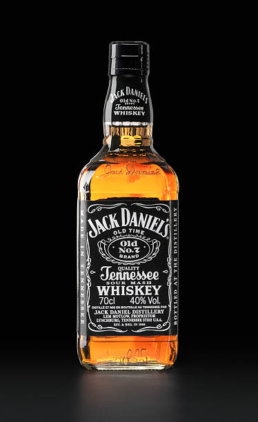 jack daniel's frasco - brandy bottle alcohol studio shot imagens e fotografias de stock
