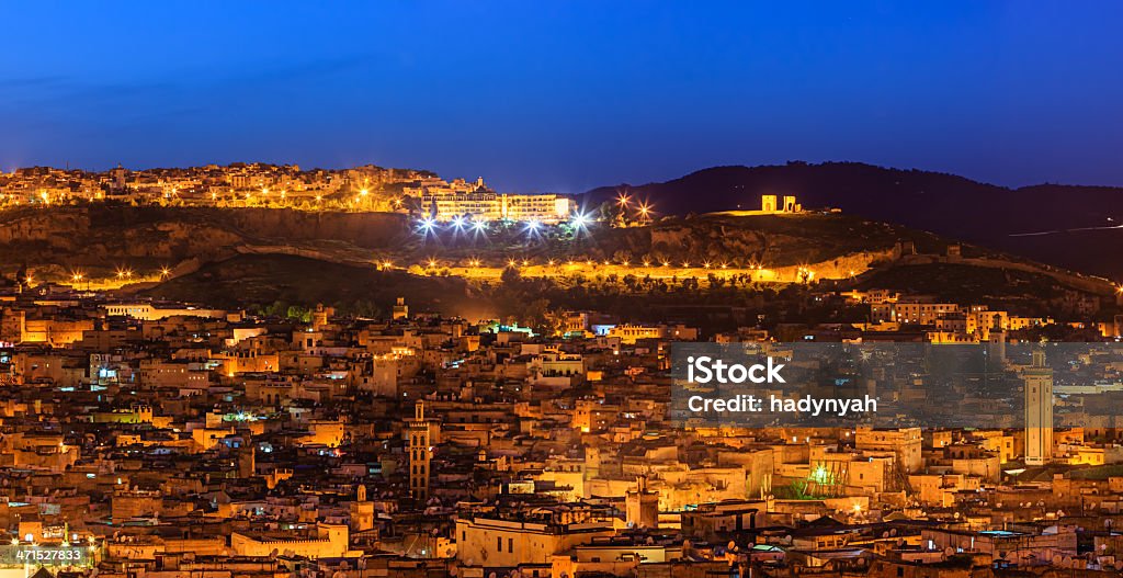 Ночь панорамный вид на Medina в феска - Стоковые фото Riad - Architecture роялти-фри