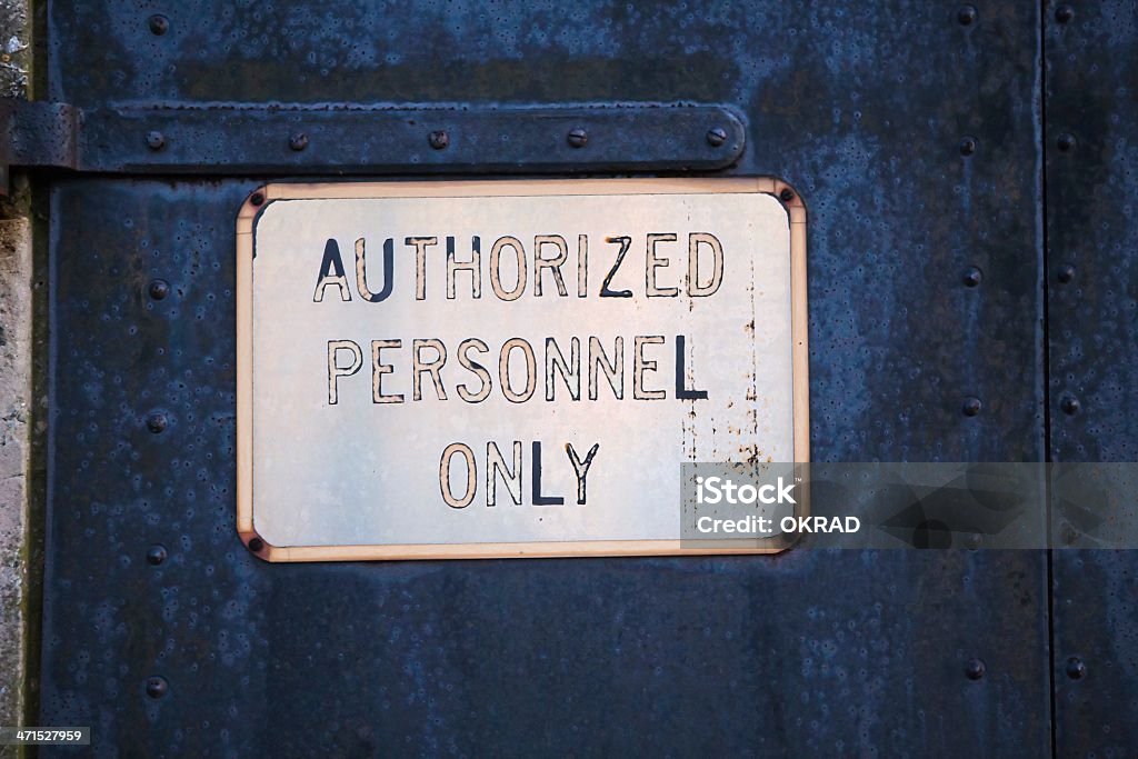 Pessoal autorizado a placa na porta de Metal antiga - Foto de stock de Antigo royalty-free