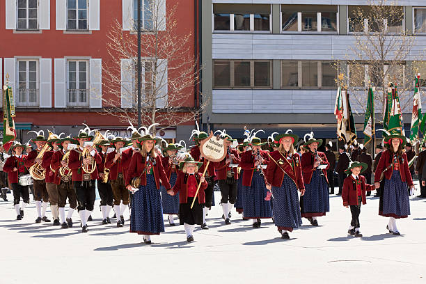 personnes dans le tyrol robes traditionnelles à innsbruck événement - editorial in a row national landmark famous place photos et images de collection