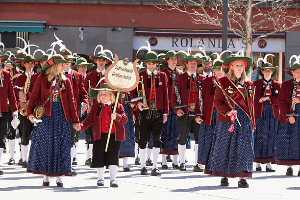 personnes dans le tyrol robes traditionnelles à innsbruck événement - editorial in a row national landmark famous place photos et images de collection