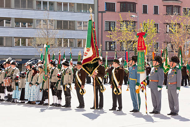 personnes dans le tyrol robes traditionnelles à innsbruck événement - editorial in a row national landmark famous place photos et images de collection