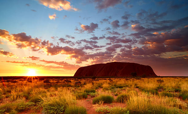 восход солнца в улуру в австралии северная территория - uluru australia northern territory sunrise стоковые фото и изображения