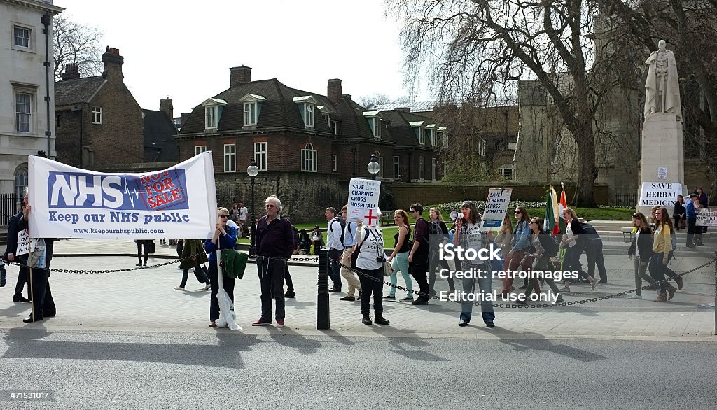 Manifestanti sostenere il NHS, di fronte al parlamento britannico, a Westminster, Londra - Foto stock royalty-free di Ambientazione esterna
