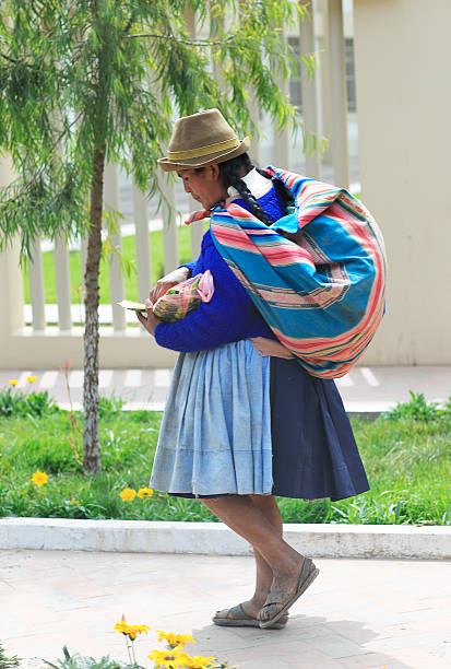 quechua mujer con k'eperina - quechuas lamistas fotografías e imágenes de stock