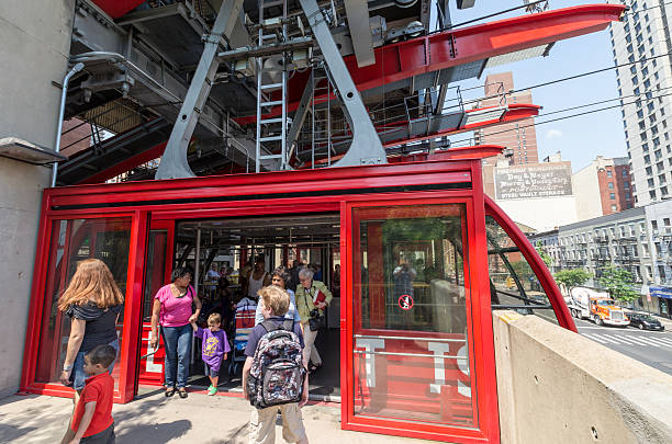 il roosevelt island linea tranviaria - overhead cable car car usa avenue foto e immagini stock