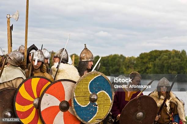 Vikings De Batalla Foto de stock y más banco de imágenes de Accesorio de cabeza - Accesorio de cabeza, Actuación - Espectáculo, Actuación - Representación