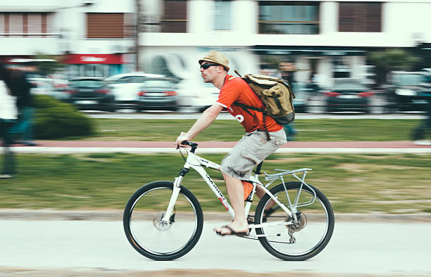 jovem passeia bicicleta - racing bicycle cyclist sports race panning imagens e fotografias de stock