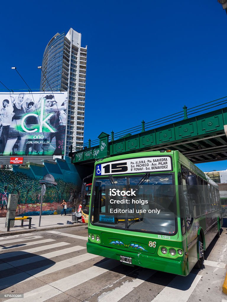 Autobús y pase por debajo del puente en Palermo Buenos Aires, Argentina - Foto de stock de Aire libre libre de derechos