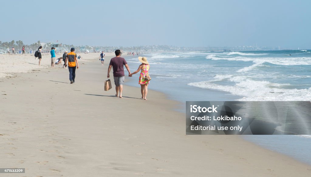 Casal segurando as mãos e andar ao longo da praia - Royalty-free Adulto Foto de stock