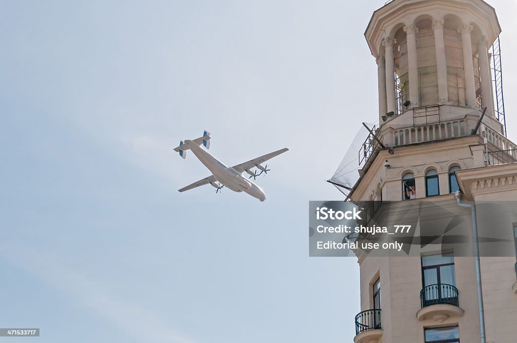 An - 22 aeronaves Antei passa pela contra o fundo do céu Torre - Foto de stock de Armamento royalty-free