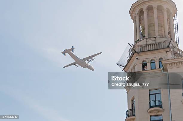Foto de An 22 Aeronaves Antei Passa Pela Contra O Fundo Do Céu Torre e mais fotos de stock de Armamento