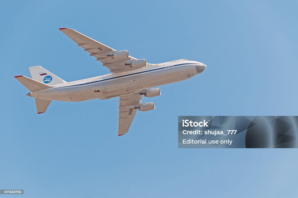 An - 124 Ruslan cargo samoloty latają w niebo w tle - Zbiór zdjęć royalty-free (Biggest)