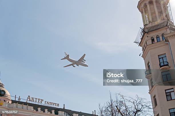 An 124 Ruslan Aereo Vola Sopra Gli Edifici Contro Cielo Di Sfondo - Fotografie stock e altre immagini di Aereo di linea