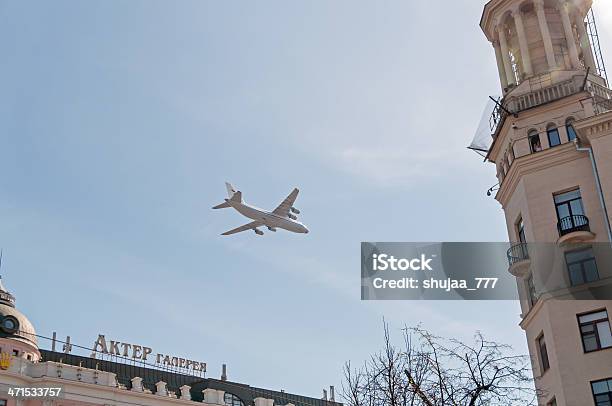 Foto de An 124 Ruslan Avião Voa Sobre Edifícios Contra O Fundo Do Céu e mais fotos de stock de Armamento