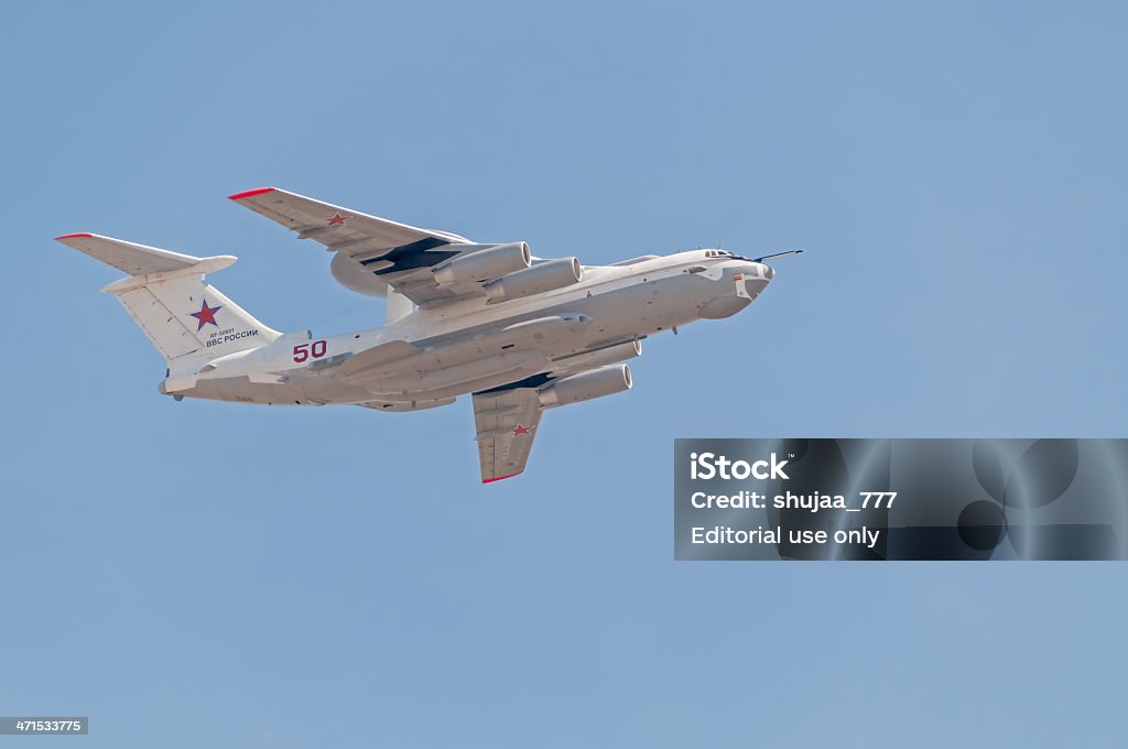 Beriev A-50 (Référence) AWACS avion vole dans le ciel bleu en arrière-plan - Photo de Voler libre de droits