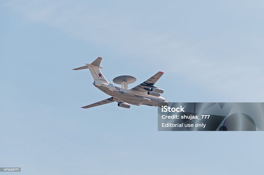 Beriev A-50 (pilar) AWACS avión vuela contra el cielo azul de fondo - Foto de stock de Aniversario libre de derechos